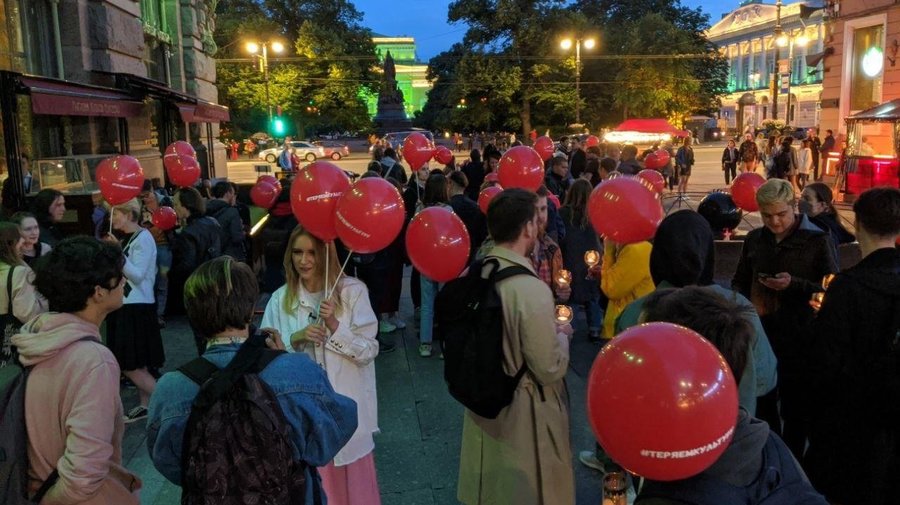 Жители Петербурга собрались на Невском в поддержку баров, которые под угрозой закрытия