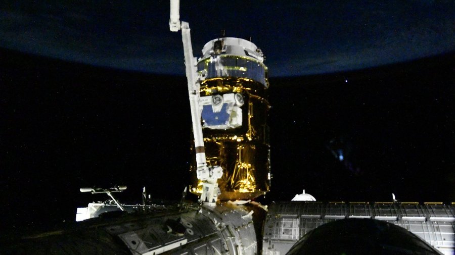 Петербургский космонавт поделился снимками отстыковки корабля Crew Dragon от МКС