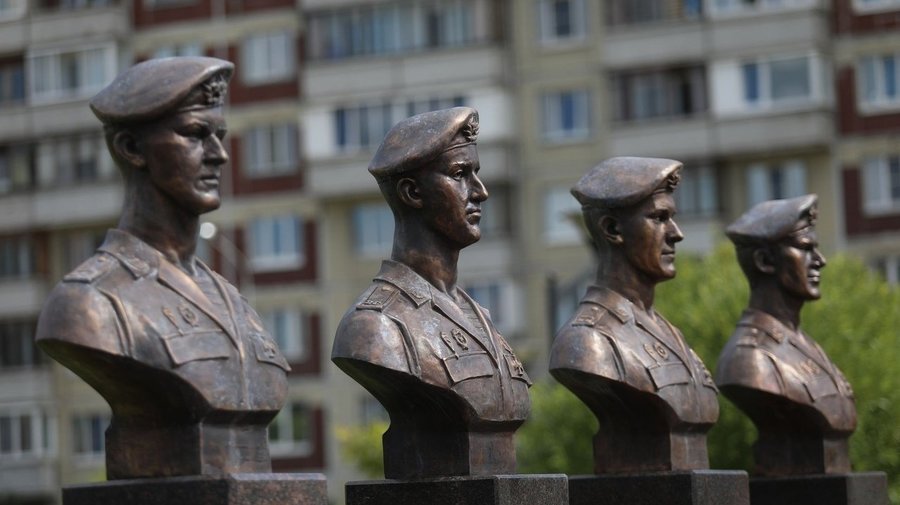 Бюсты десантников, погибших в Чечне, поставили в парке Боевого братства