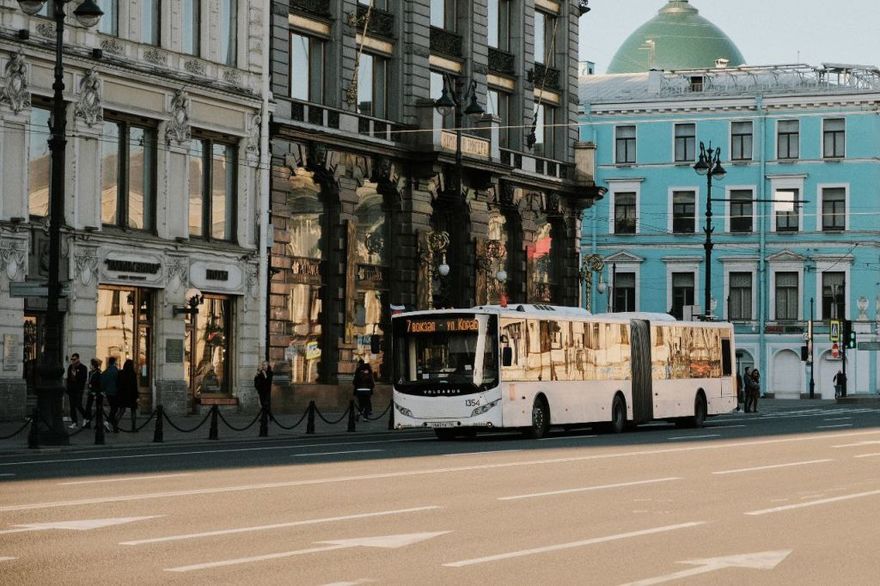 По восемнадцати автобусным маршрутам Петербурга можно проехаться с бесплатным аудиогидом