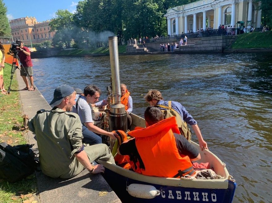 Петербуржец, построивший свою железную дорогу, испытал самодельный паровой катер