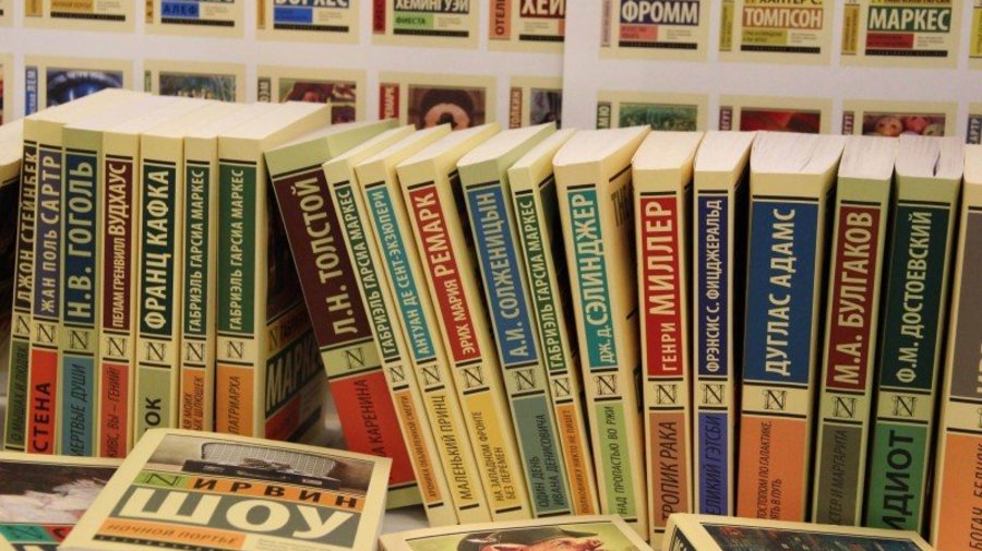 На книжной ярмарке в ДК имени Крупской распродадут книги по 10 и 50 рублей