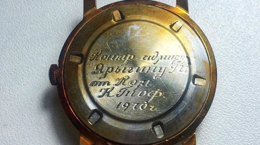 Именные часы, найденные на дне канала Грибоедова и подаренные контр-адмиралу полвека назад, передали внуку владельца