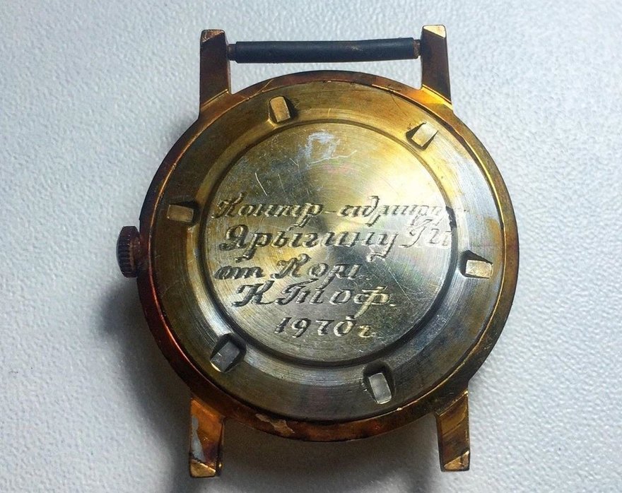 Именные часы, найденные на дне канала Грибоедова и подаренные контр-адмиралу полвека назад, передали внуку владельца