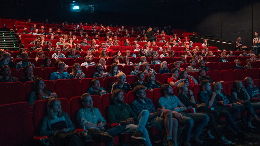 Кинотеатры и фукорты подождут: Смольный не спешит с открытием