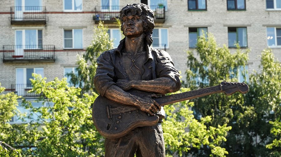 Памятник Цою установили в Петербурге