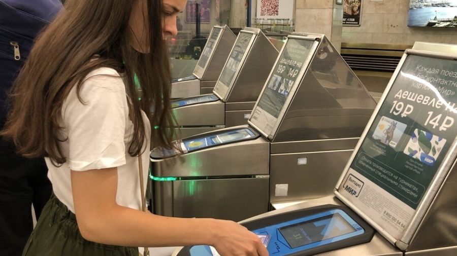 В Петербурге все турникеты оборудуют дисплеями, с помощью которых можно оплачивать проезд банковской картой