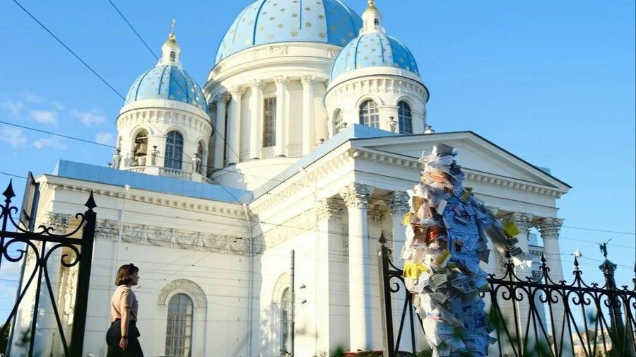 Петербургские муниципалы притворились мусором, пытаясь привлечь внимание к засилью незаконной рекламы