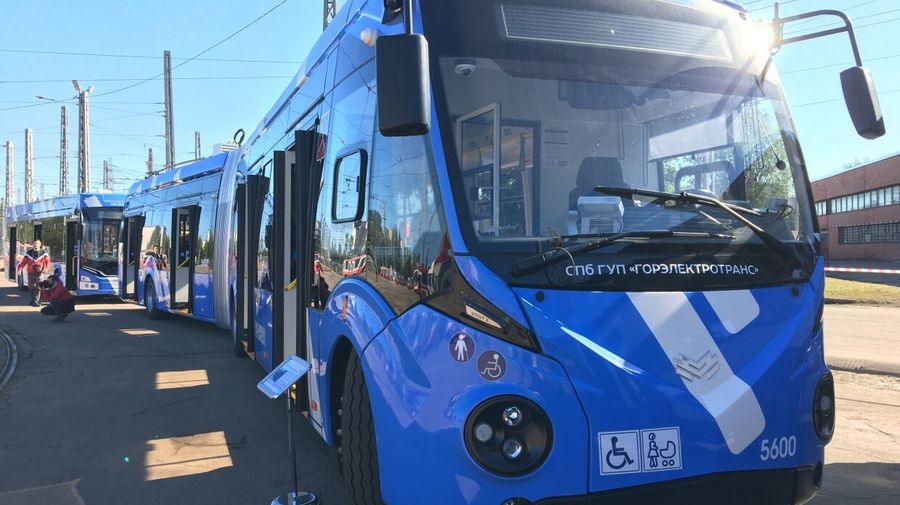 В Петербурге появились новые комфортабельные троллейбусы с USB-зарядками и низким полом