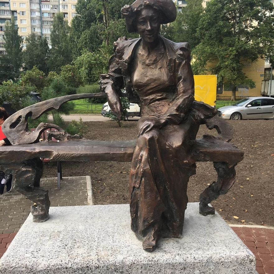 Памятник актрисе Фаине Раневской 