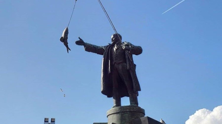 Памятнику Ленина у Финляндского вокзала вернули «исторический» вид
