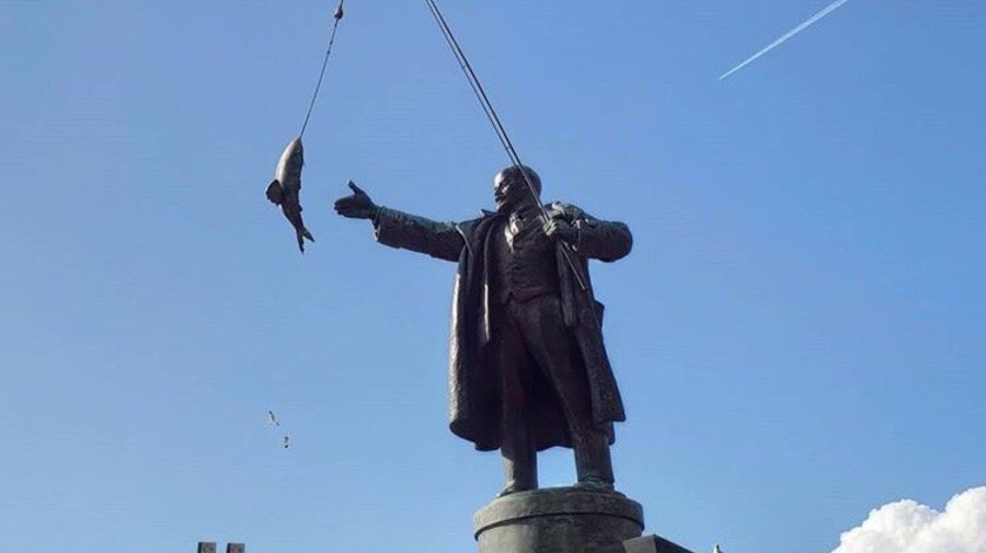 Невинный фотошоп, где бронзовому Ленину пририсовали удочку, рассмотрят в Следственном комитете 