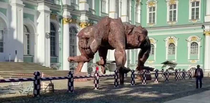 Огромную статую установили во дворе Эрмитажа