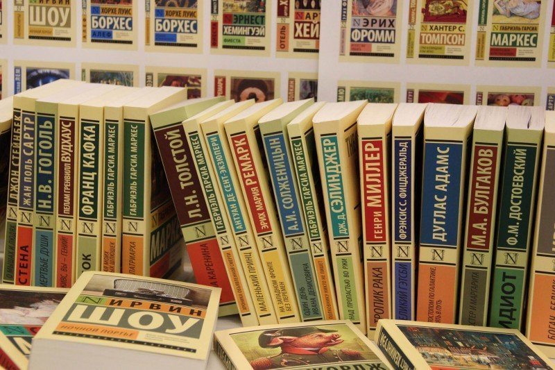 На книжной ярмарке в ДК имени Крупской распродадут книги по 10 и 50 рублей