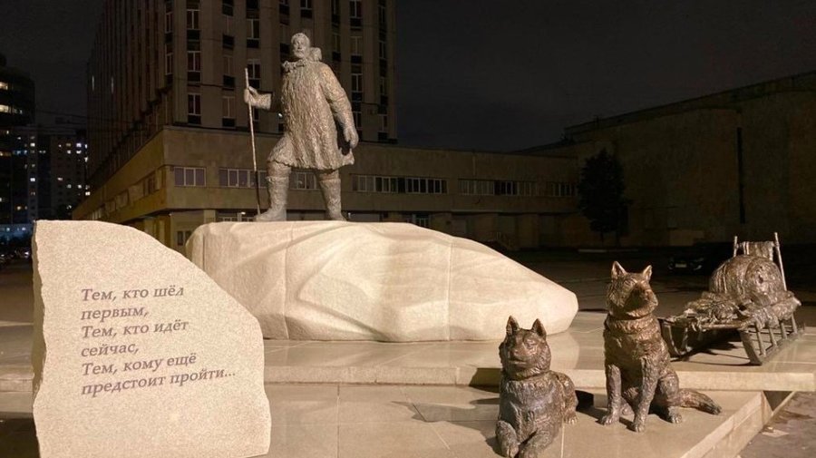 Памятник полярникам возле Института Арктики и Антарктики теперь видно и ночью