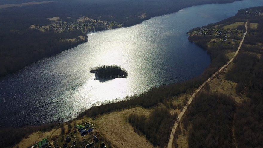 Вокруг озера в Выборгском районе Ленобласти обустраивают новую экотропу с аудиогидом и сервисом