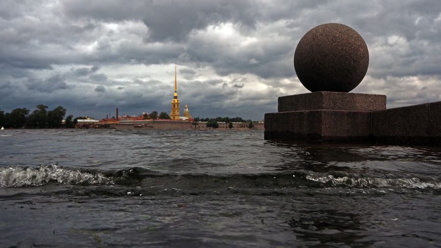 В городе закрывают сады и скверы из-за шторма