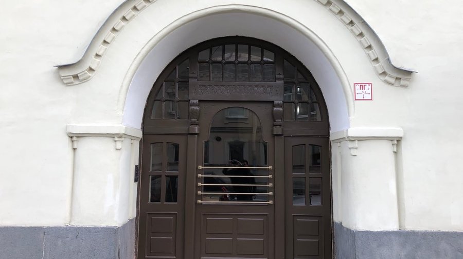 В доходном доме Станового восстановили резную дверь
