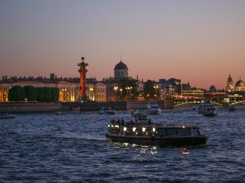 Ночная прогулка по рекам города со скидкой 55%