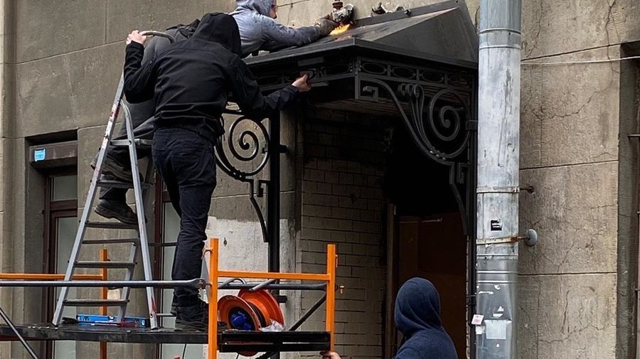 Петербуржцы самостоятельно отреставрировали козырек старинного дома