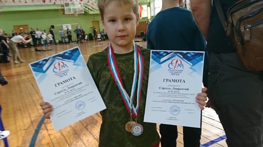 «Маленький викинг» из Петербурга одержал победу во всероссийских соревнованиях по спортивному мечу
