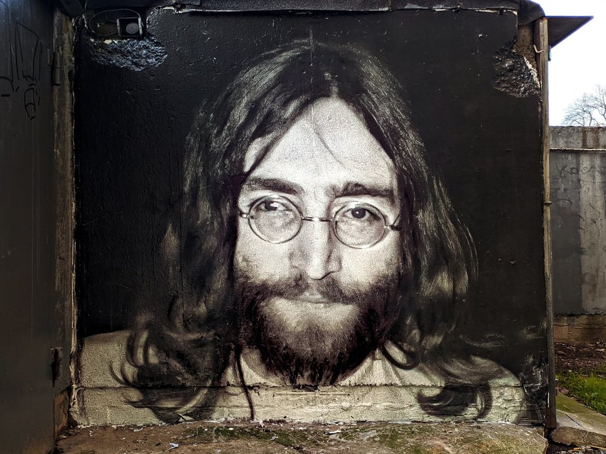 К юбилею Джона Леннона в городе появилось граффити с его портретом