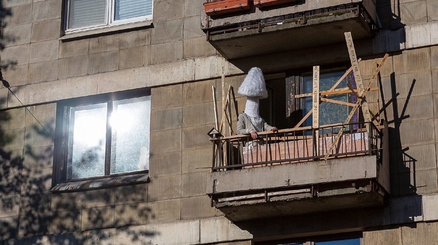 На балконе дома на Васильевском заметили большой гриб с руками