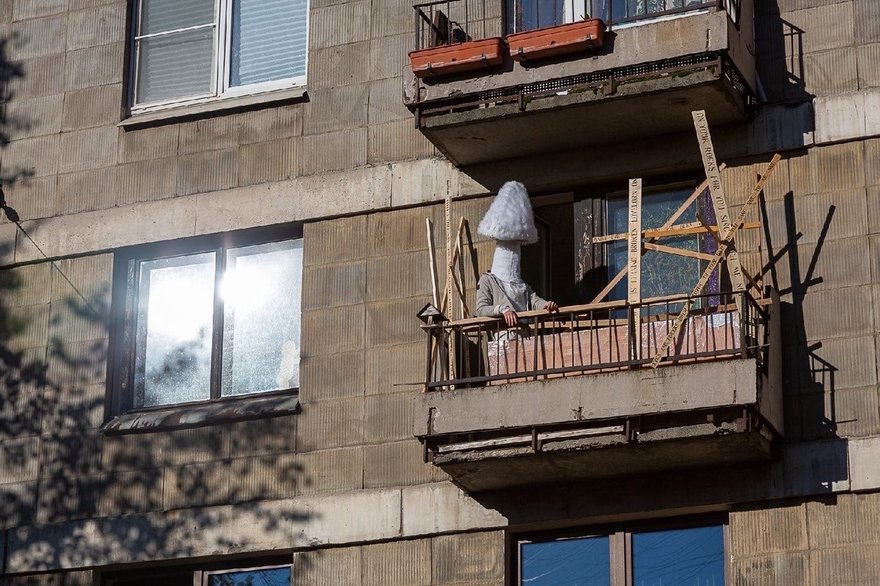 На балконе дома на Васильевском заметили большой гриб с руками