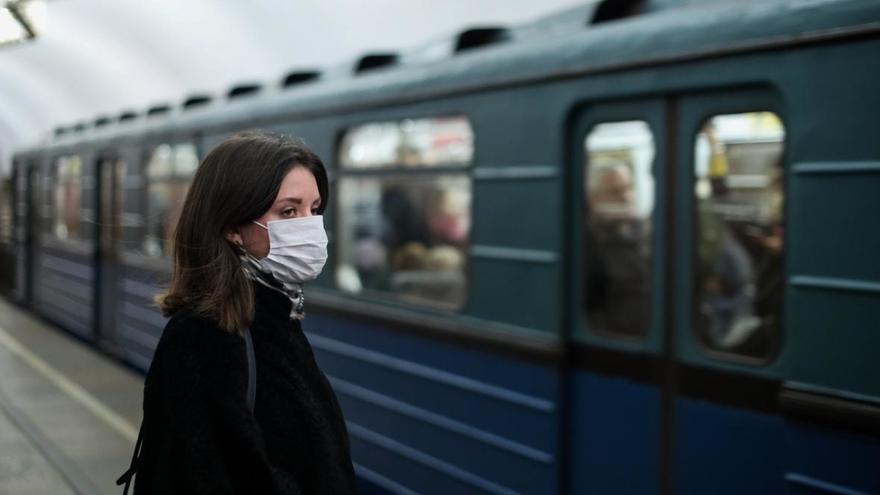 Со следующей недели ношение масок в транспорте Петербурга обязательно