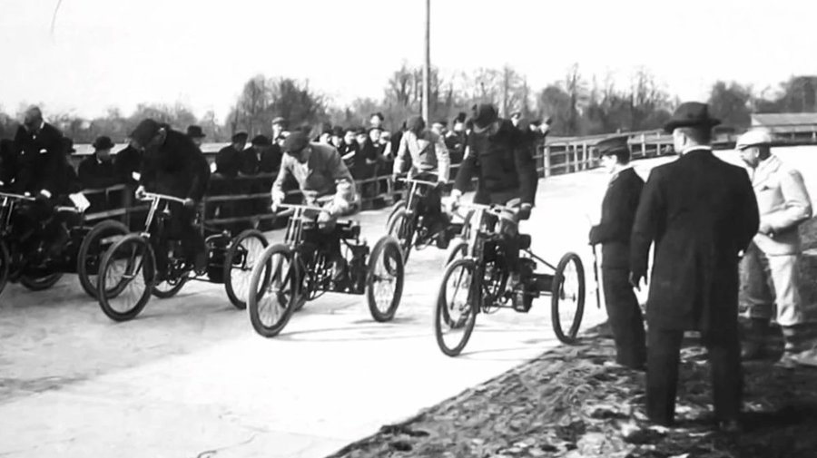 Надо знать: 23 октября 1898 года под Петербургом состоялись первые в России автомотогонки