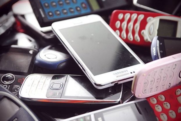 Петербуржцы могут сдать старые мобильные телефоны в специальные боксы в салонах сотовой связи