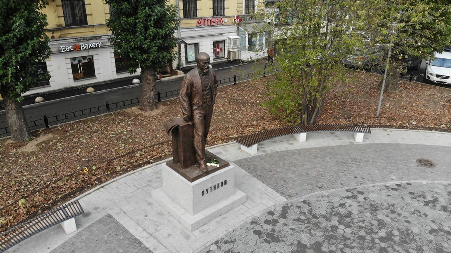 В Петербурге установили памятник Николаю Путилову