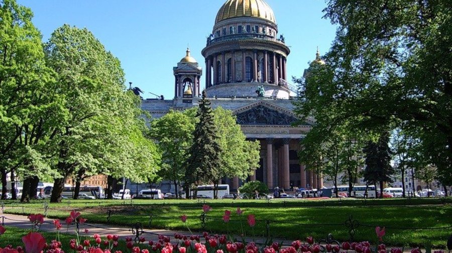 Лужайка перед Исаакиевским собором