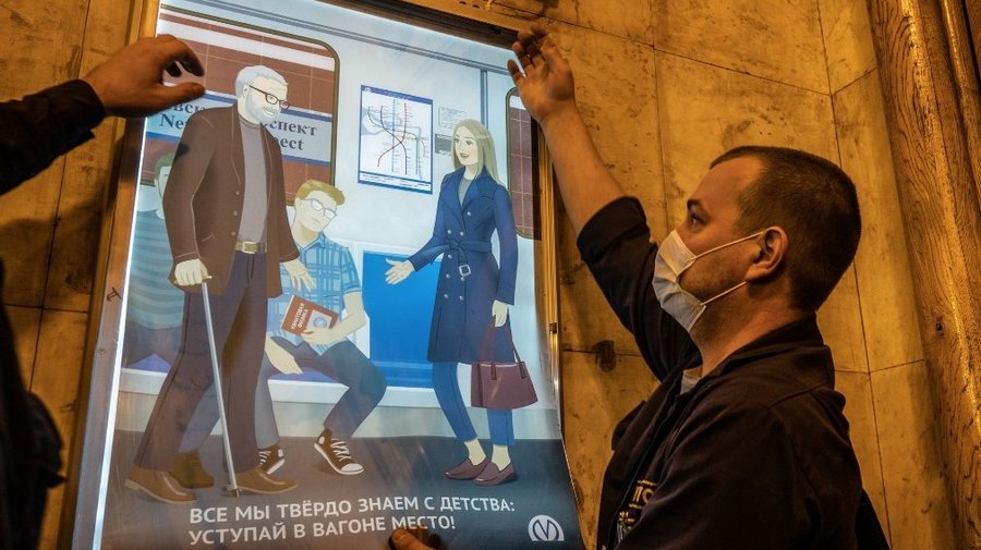 В метро появились плакаты с «неписаными правилами» подземного этикета