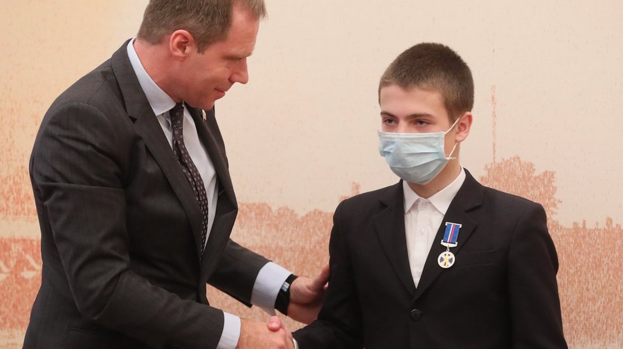 Петербургский школьник получил медаль Совета федерации за спасение девочки и собаки из полыньи