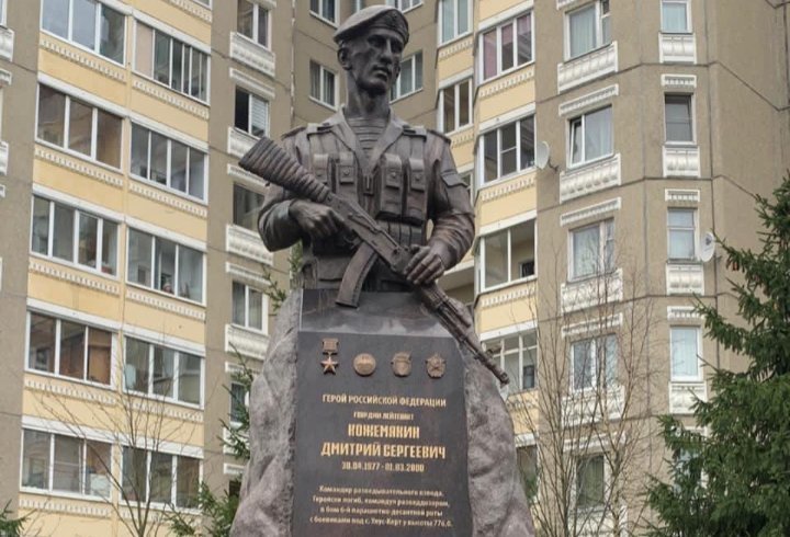 Памятник Герою России Дмитрию Кожемякину установили в его родном Сертолово