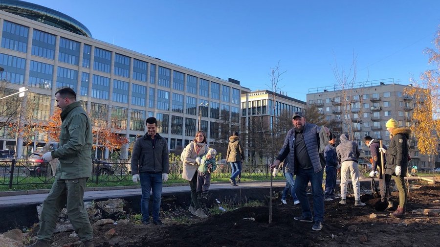 Жители Центрального района заложили аллею Народного Единства