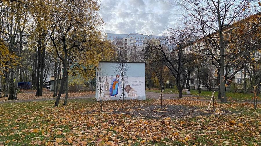 В Петербурге появилось новое граффити с символами города