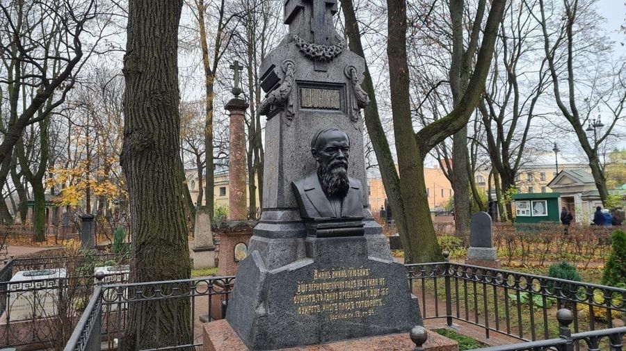 Памятник Достоевскому в Северной столице отреставрировали ко дню рождения писателя