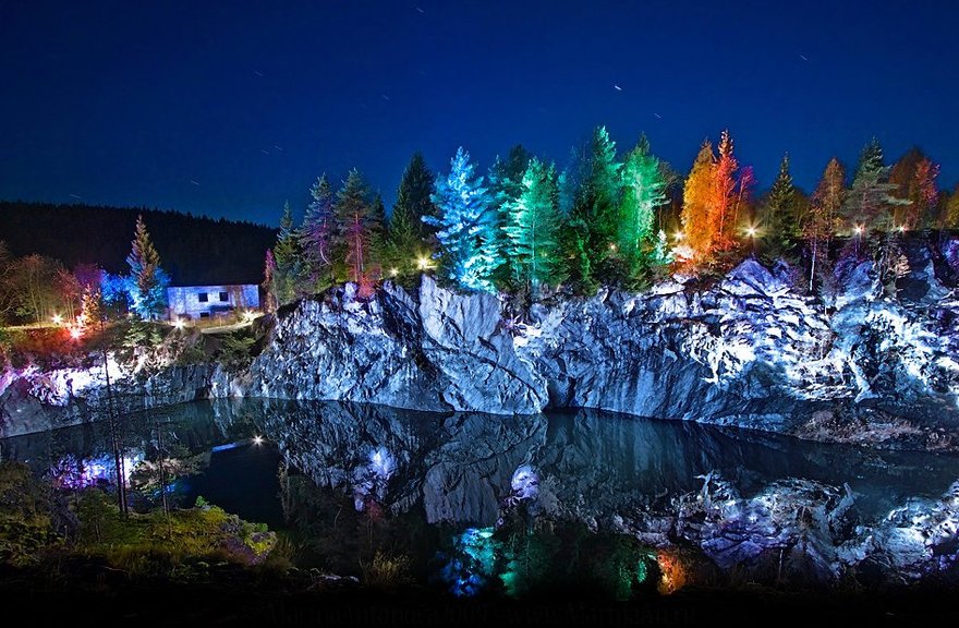 В мраморном каньоне «Рускеала» заработала зимняя художественная подсветка