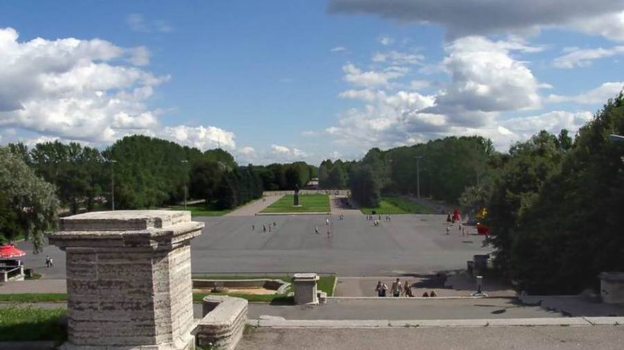Центральная аллея Приморского парка