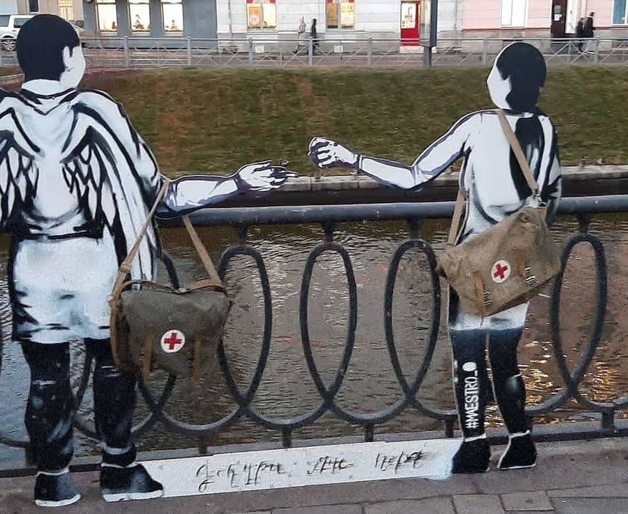 Фигуры ангела-врача и медсестры появились на набережной Карповки