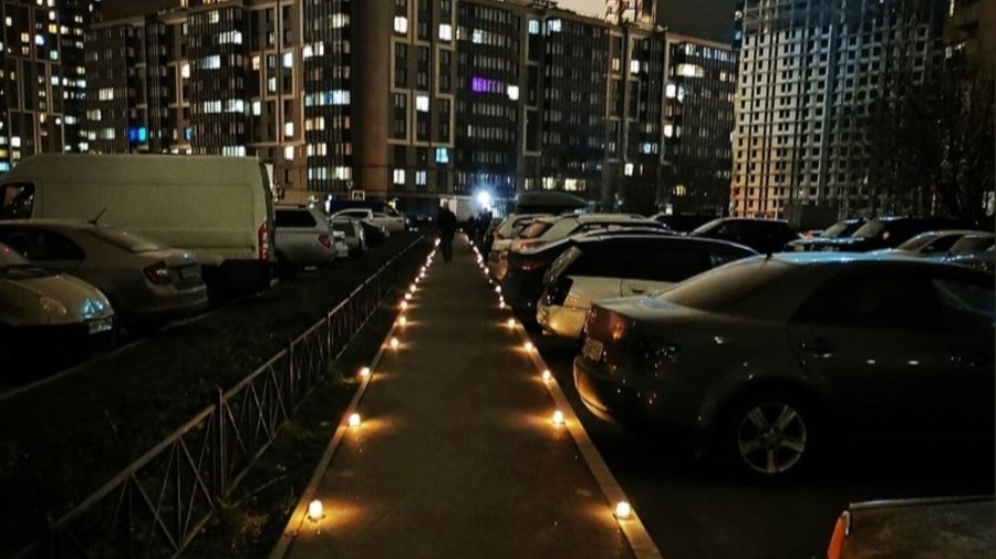 В Шушарах на улице появились свечи вместо фонарей