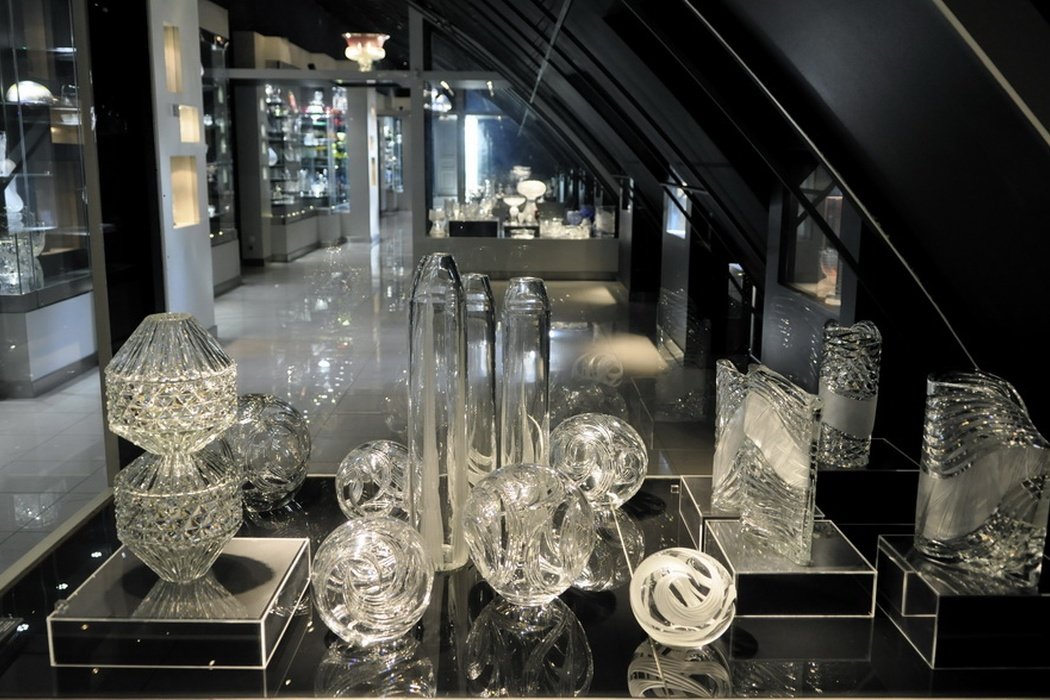 Выставка «Алмазные грани ленинградского хрусталя»