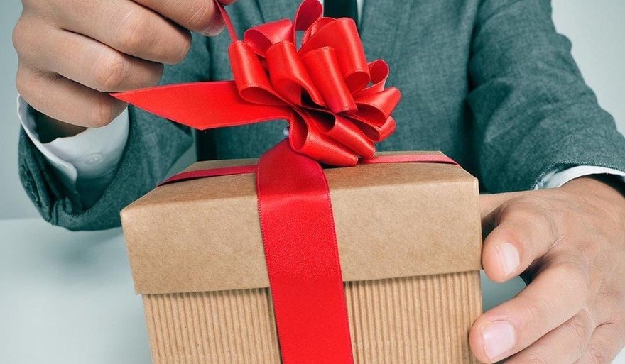 Семь оригинальных новогодних подарков для мужчины