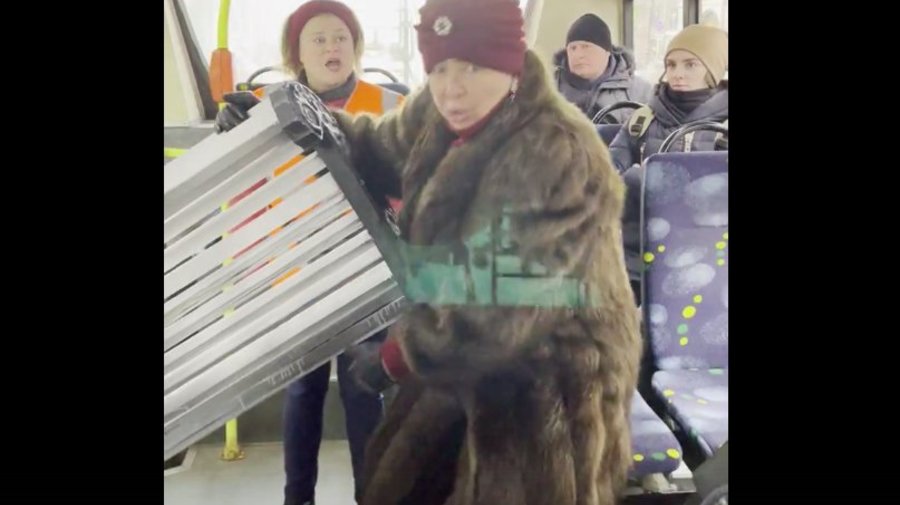 В Петербурге попытались провезти в троллейбусе уличную скамейку