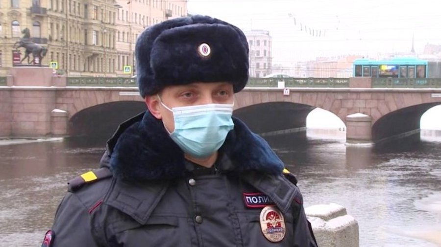 Полицейского из Петербурга наградили за спасение человека из ледяной Фонтанки