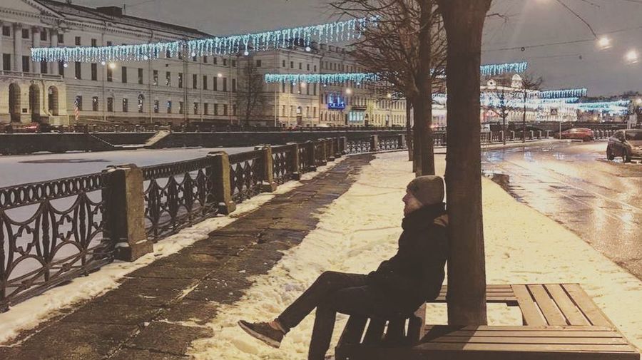 Петербуржцы самостоятельно установили скамейку на набережной Фонтанки