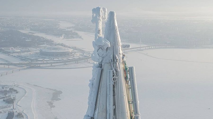 Петербургский фотограф показал заледеневший шпиль «Лахта-центра»