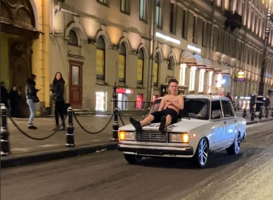 Блогер, прокатившийся на капоте по Невскому, оштрафован